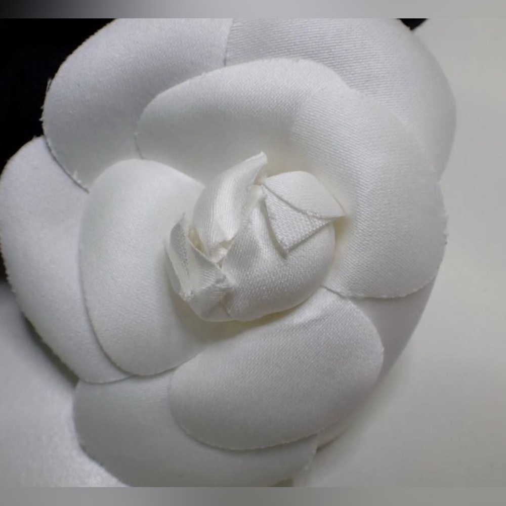 Authentic Chanel Pinned Runway Corsage Brooch - Picture 2 of 7